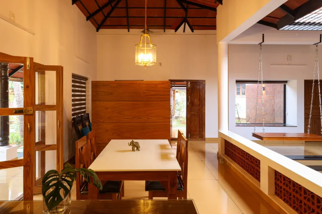 Dining and courtyard area with wooden ceiling – Courtyard House Wadakkanchery